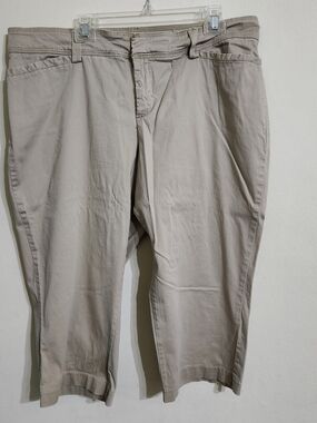 Lee Women's Taupe Capri Pants